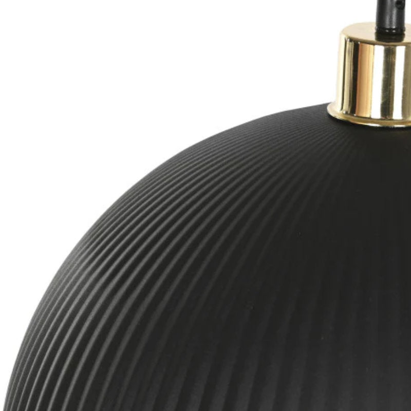 Dettaglio lampadario nero e oro plissè